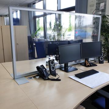 Divisória para secretária “Desk” com banner transparente