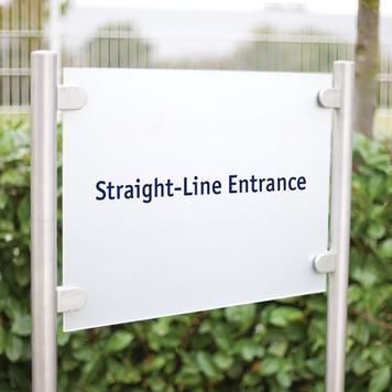 Placa da empresa “Straight-Line Entrance”